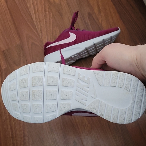 โจ๏ธSOLDโจ๏ธKids Maroon Nike Runners Size 3.5 EUC - Picture 3 of 11